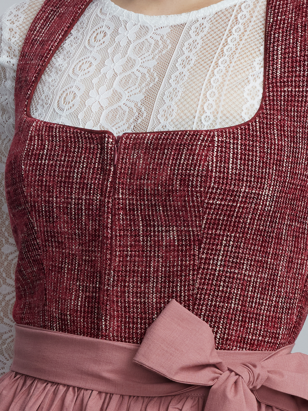 Reduziertes Dirndl in Rot – zeitlos und elegant