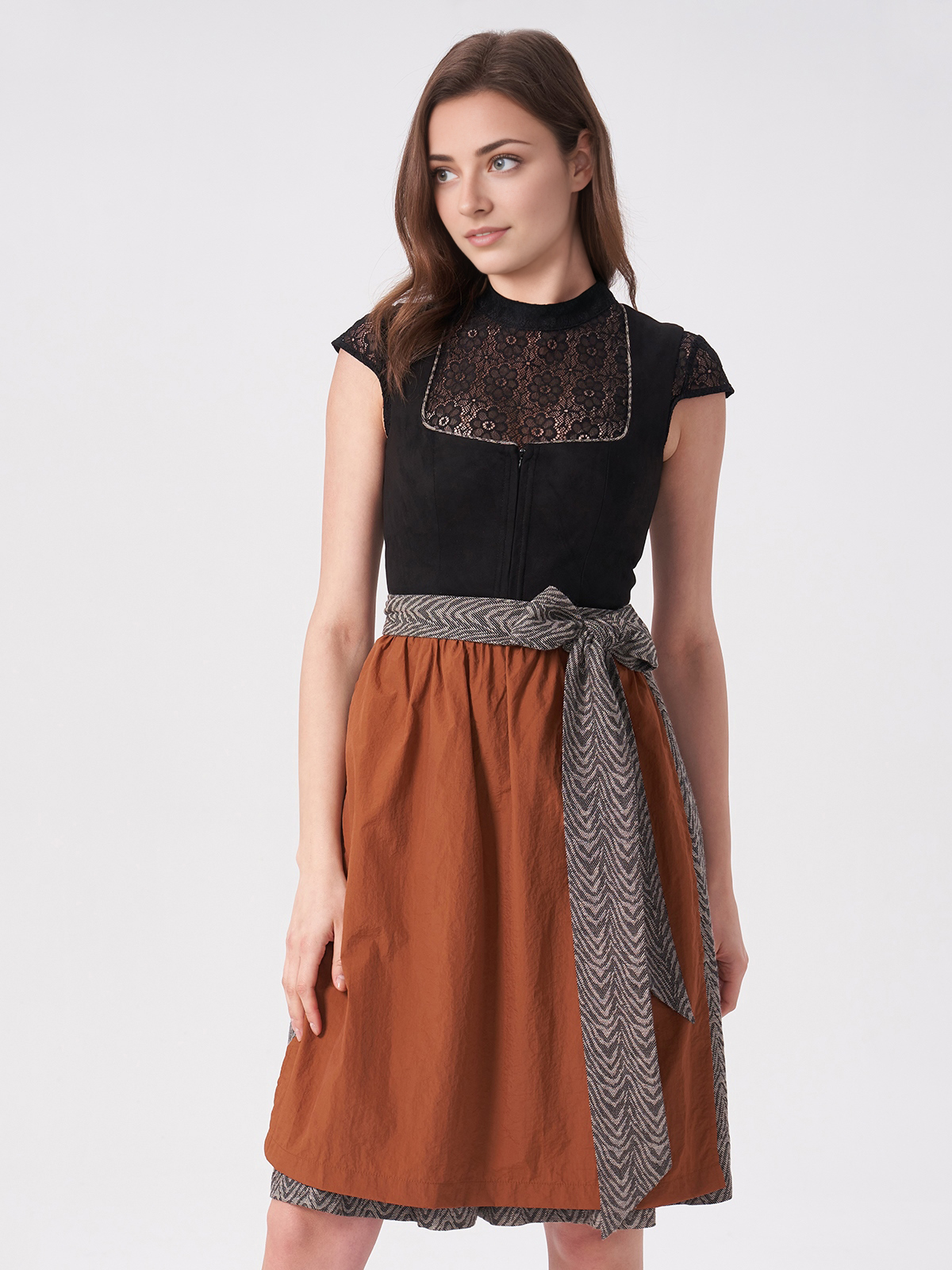 Dirndl Samt Schwarz – Eleganz in Perfektion
