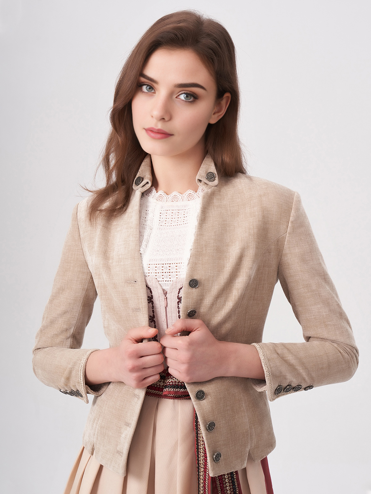 Ein elegantes schwarzes Dirndl mit modernem Schnitt