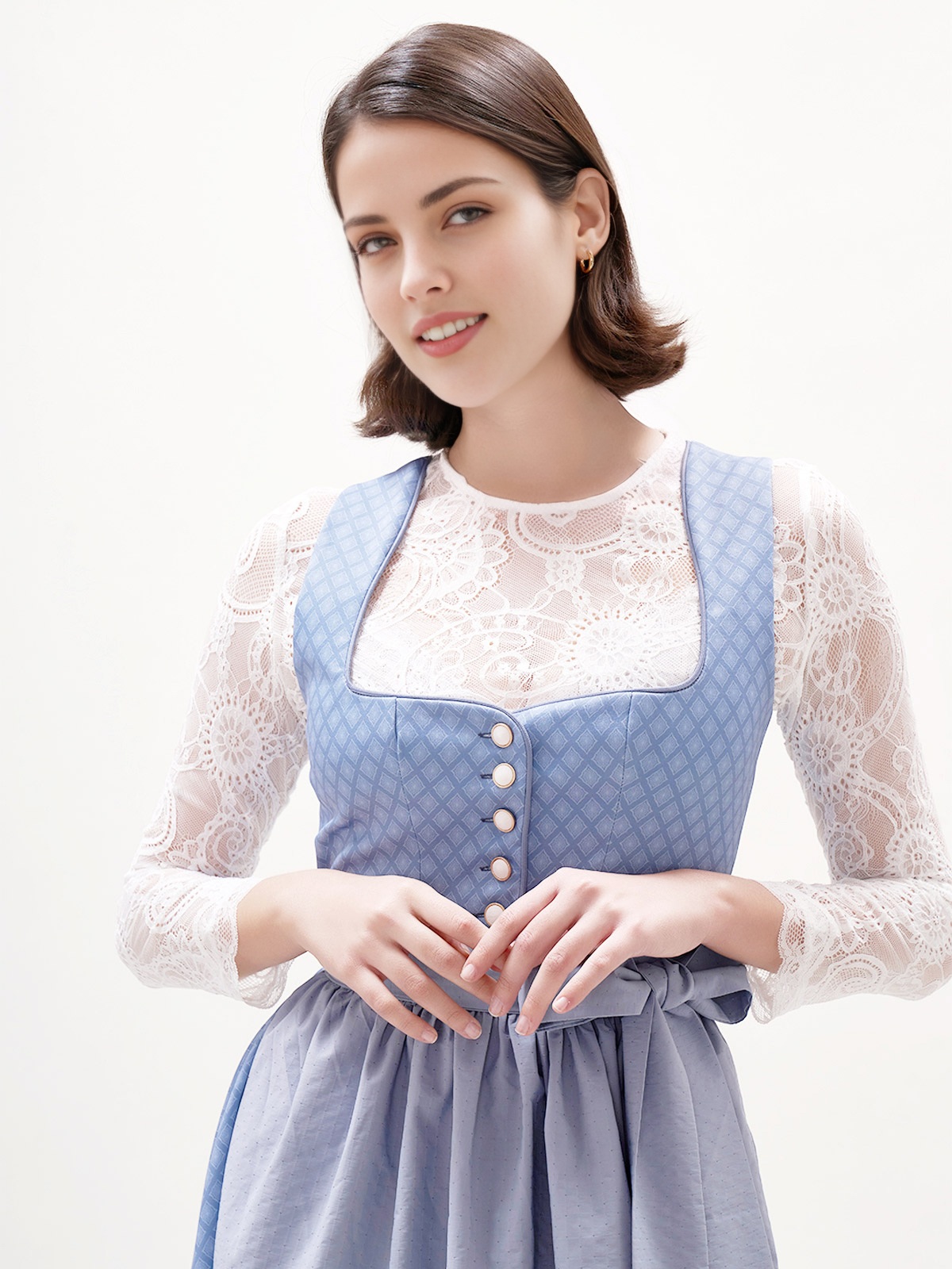 Modernes Dirndl in Blau mit traditionellen Elementen
