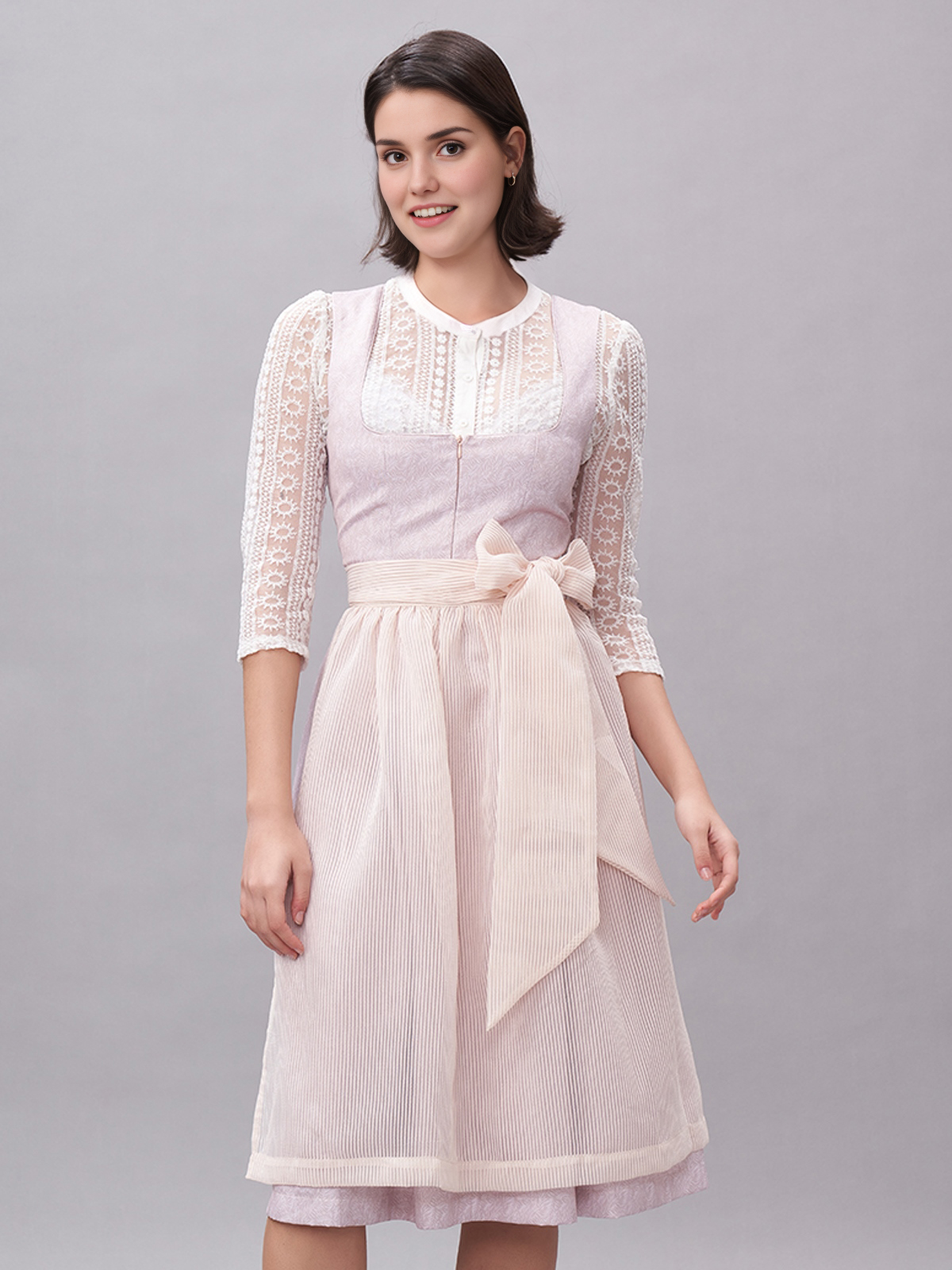 Ein grau-samtiges Dirndl mit rosa Bluse – perfekt für festliche Anlässe.