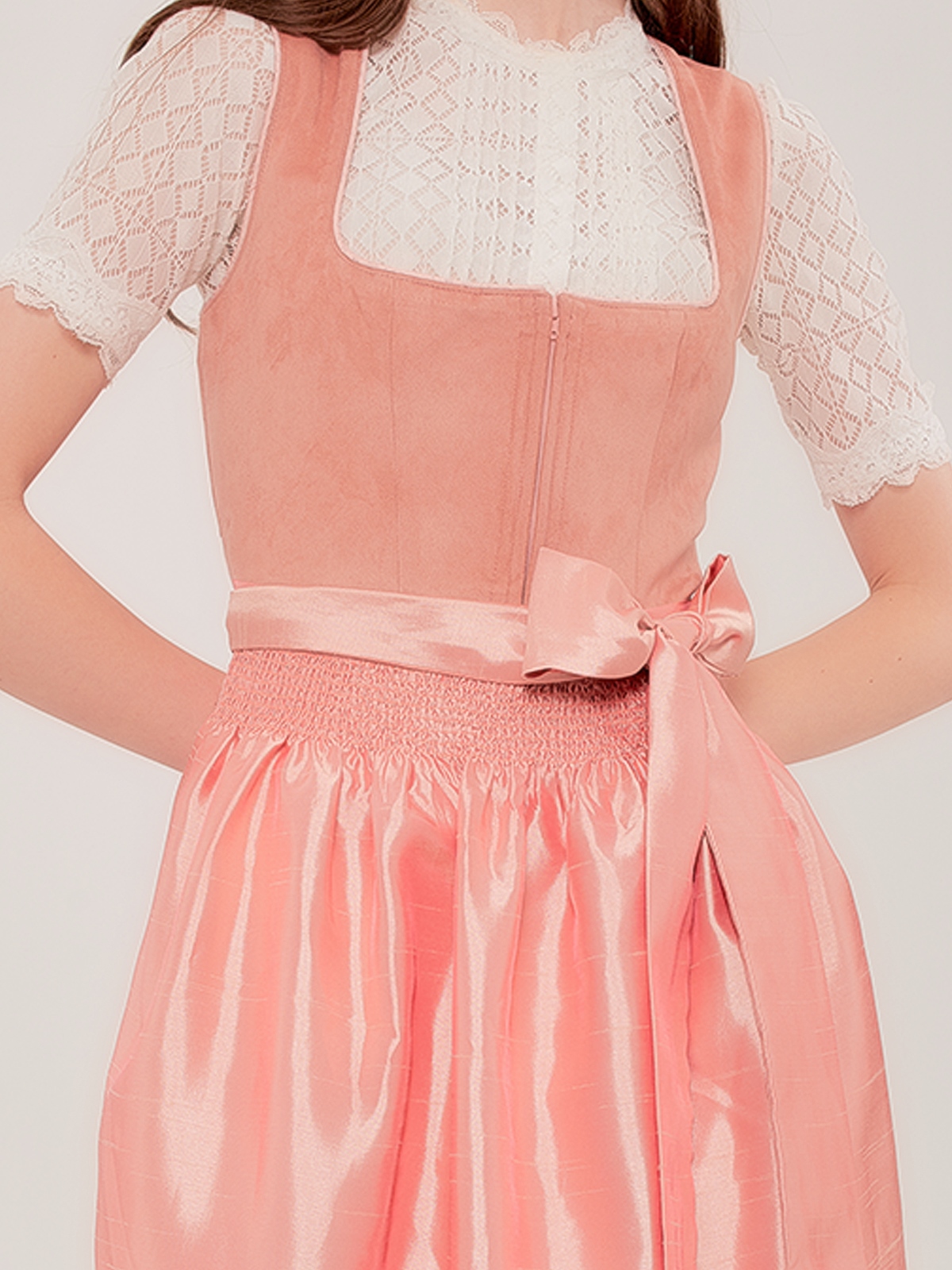 Dirndl mit Langarmbluse in Rosa