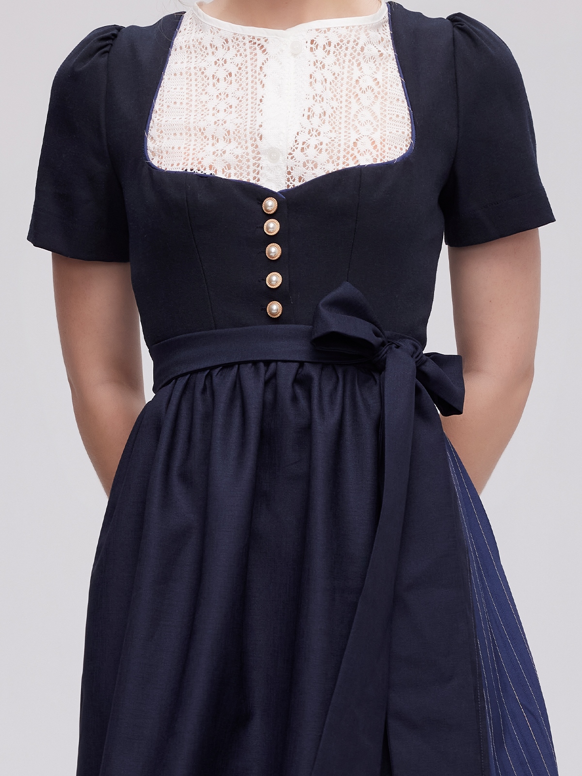 Dirndlbluse mit V-Ausschnitt und Langarm