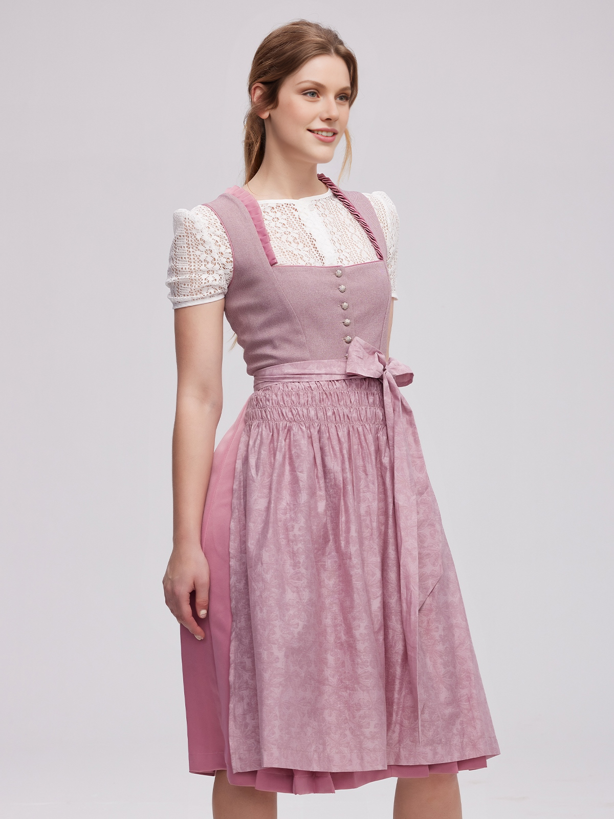 Ein modernes lila Dirndl mit aufwendiger Stickarbeit – perfekt für festliche Anlässe